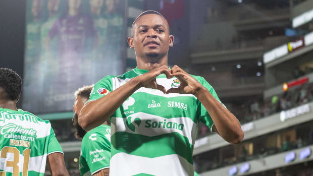 Harold Preciado celebra su gol 1-0 de Santos durante el partido Santos vs FC Juarez
